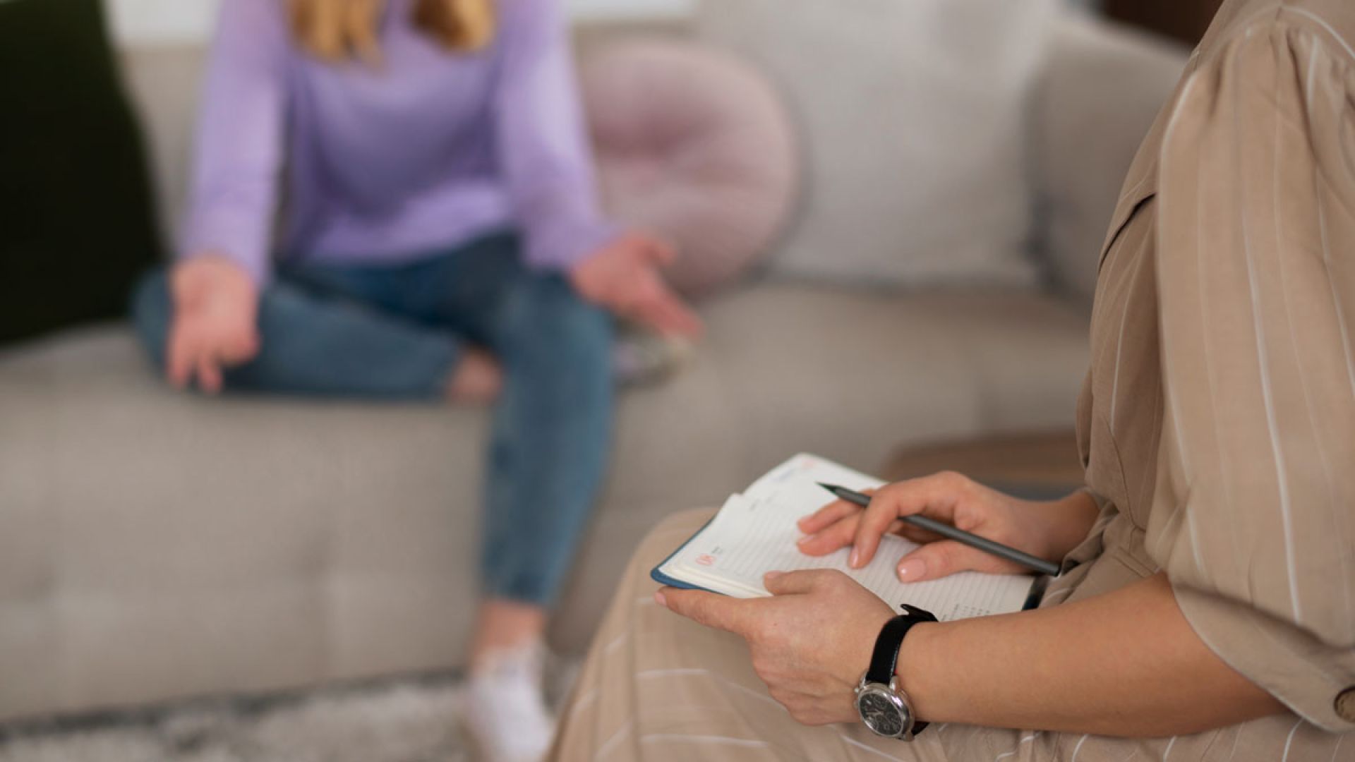 woman talking to psychologist