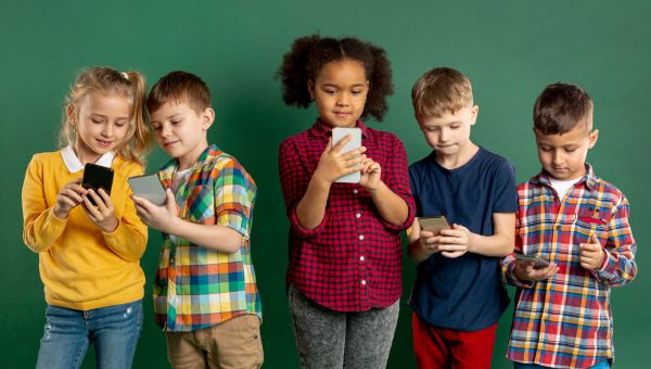 Helping Kids Navigate Social Media and Protecting Their Mental Health